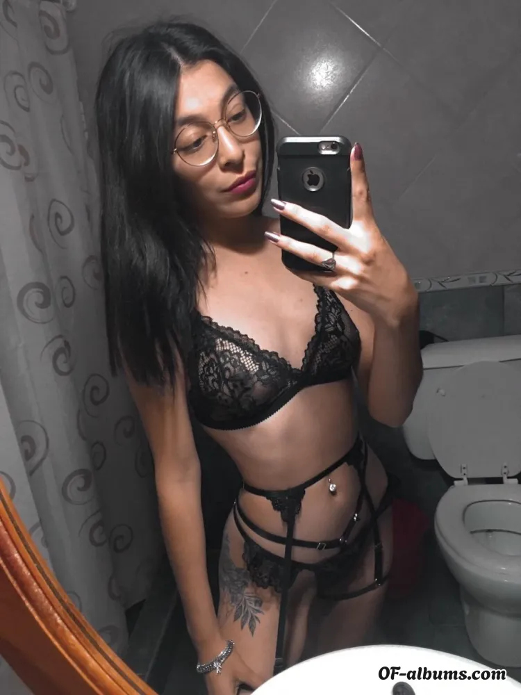 Image #1 of constanzagnzz