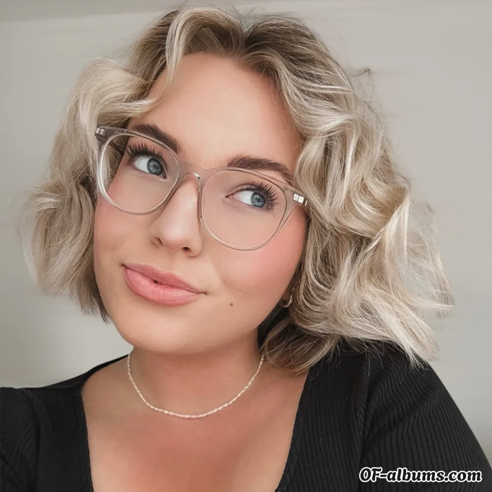 Image #1 of curvyy.lena