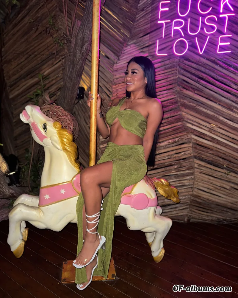 Image #2 of iam_rosse