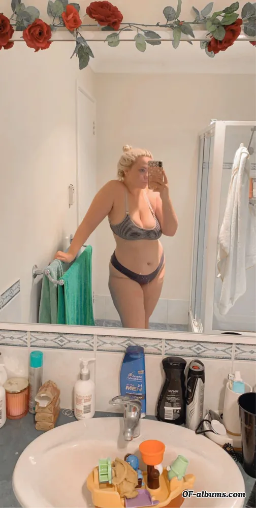 Image #1 of onlyfansolivia