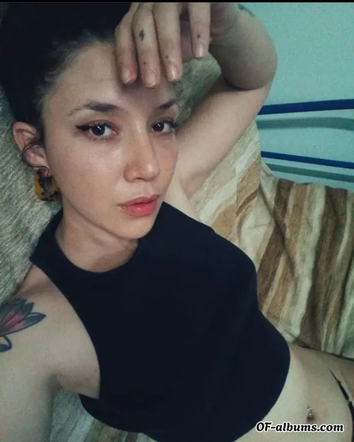 Image #1 of the_queen_avril